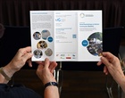 Hände halten Projektflyer
