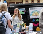 Eine Frau informiert sich am Stand von "Gesundheit für alle"