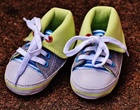 Ein Paar kleiner Kinderschuhe.