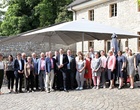 Eine Menschengruppe steht zusammen und lässt sich fotgrafieren.