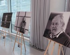 Auf Staffeleien werden großformatige Schwarz-Weiß-Portraits präsentiert.