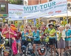 Gruppenbild: Teilnehmende der MUT-TOUR mit Banner
