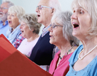 Senioren singen in der Gruppe.