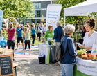 Eine Veranstaltung im Freien zum Thema Gesundheit mit Besuchern.