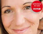Eine Frau mittleren Alters. In einem Kreis steht Gemeinsam mit der DKMS