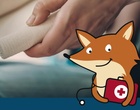 Eine Hand rollt einen Wundverband auf, davor ein gezeichneter Fuchs mit einem Erste-Hilfe-Koffer als Logo für das Projekt Gesundheitsfachkräfte