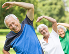 Senioren machen Sportübungen im Freien.