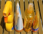Mehrere Flaschen von Sonnenschutzmitteln.