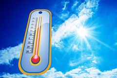 Ein überdimensionales Thermometer im Vordergrung vor einem blauen Sommerhimmel. Symbolbild für Sommerhitze.