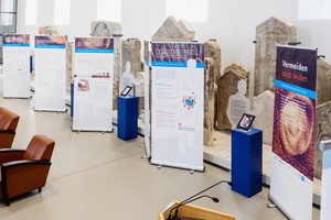 Ausstellungswände in einem Museum.