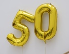 Luftballons bilden die Zahl 50.