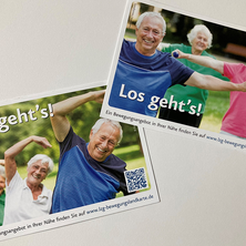 Zwei Werbepostkarten, auf den ältere Menschen Bewegungsübungen machen, und auf denen „Los geht's!“ steht.