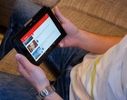 Eine Person hält ein digitales Gerät in den Händen. Symbolbild für digitale Sucht.
