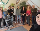 Eine bunt gemischte Gruppe von Menschen lässt sich fotografieren.