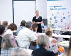 Simone Bopp, neu gewähltes Vorstandsmitglied der LZG, spricht auf der Mitgliederversammlung