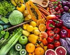 Buntes Gemüse in allen Farben liegt ausgebreitet.