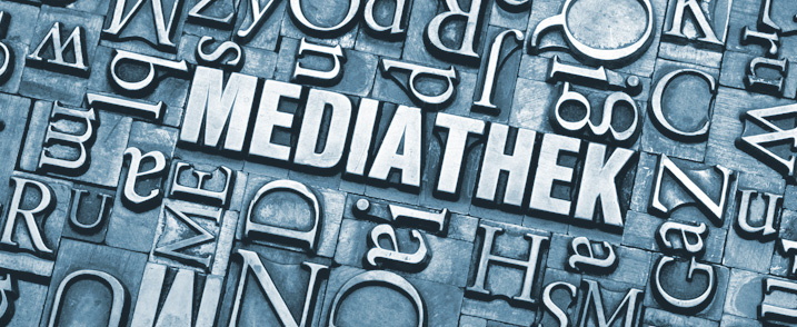 Viele Buchstabenlettern liegen durcheinander. In der Mitte bilden sie das Wort "Mediathek".